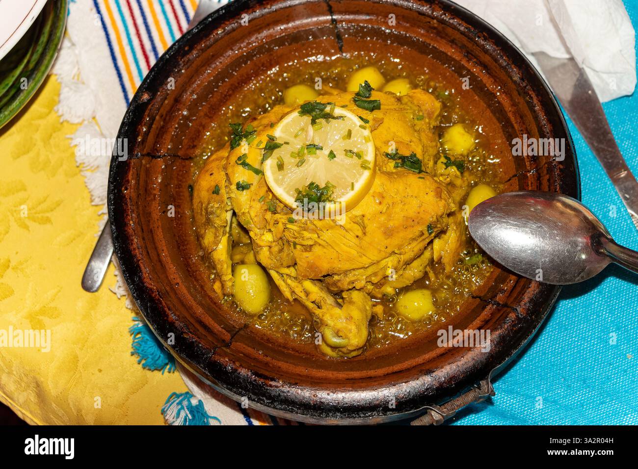 Traditionelle marokkanische Tajine mit Hühnchen mit getrockneten Früchten und Gewürzen Stockfoto