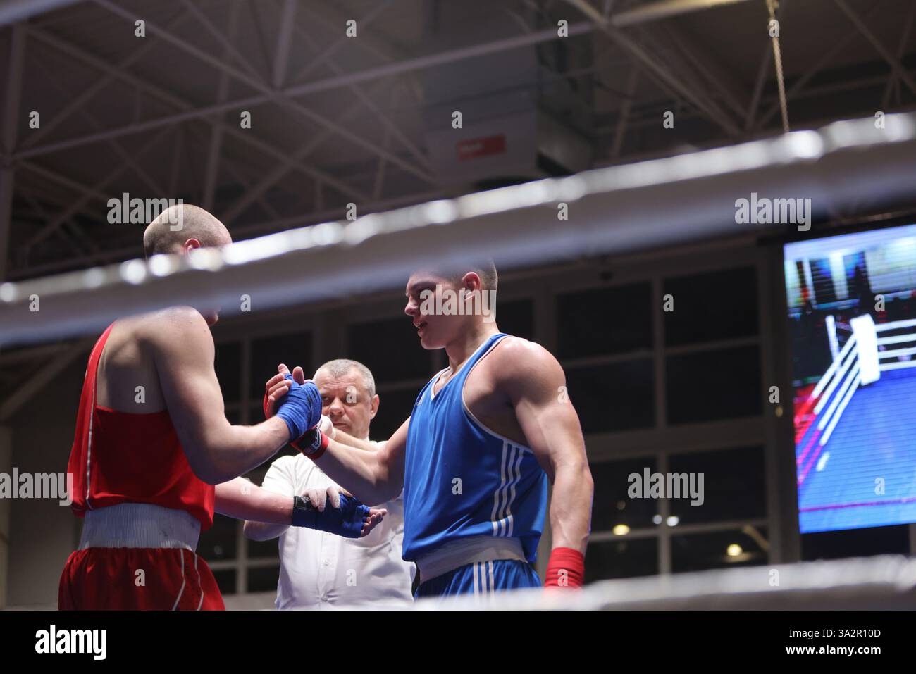 ODESSA, UKRAINE - 10. März 2025: Ukrainischer Boxcup unter Männern und Frauen. Eröffnungszeremonie des Wettbewerbs, des Konzerts, der Preise, der Trainer, der Richter, Par Stockfoto