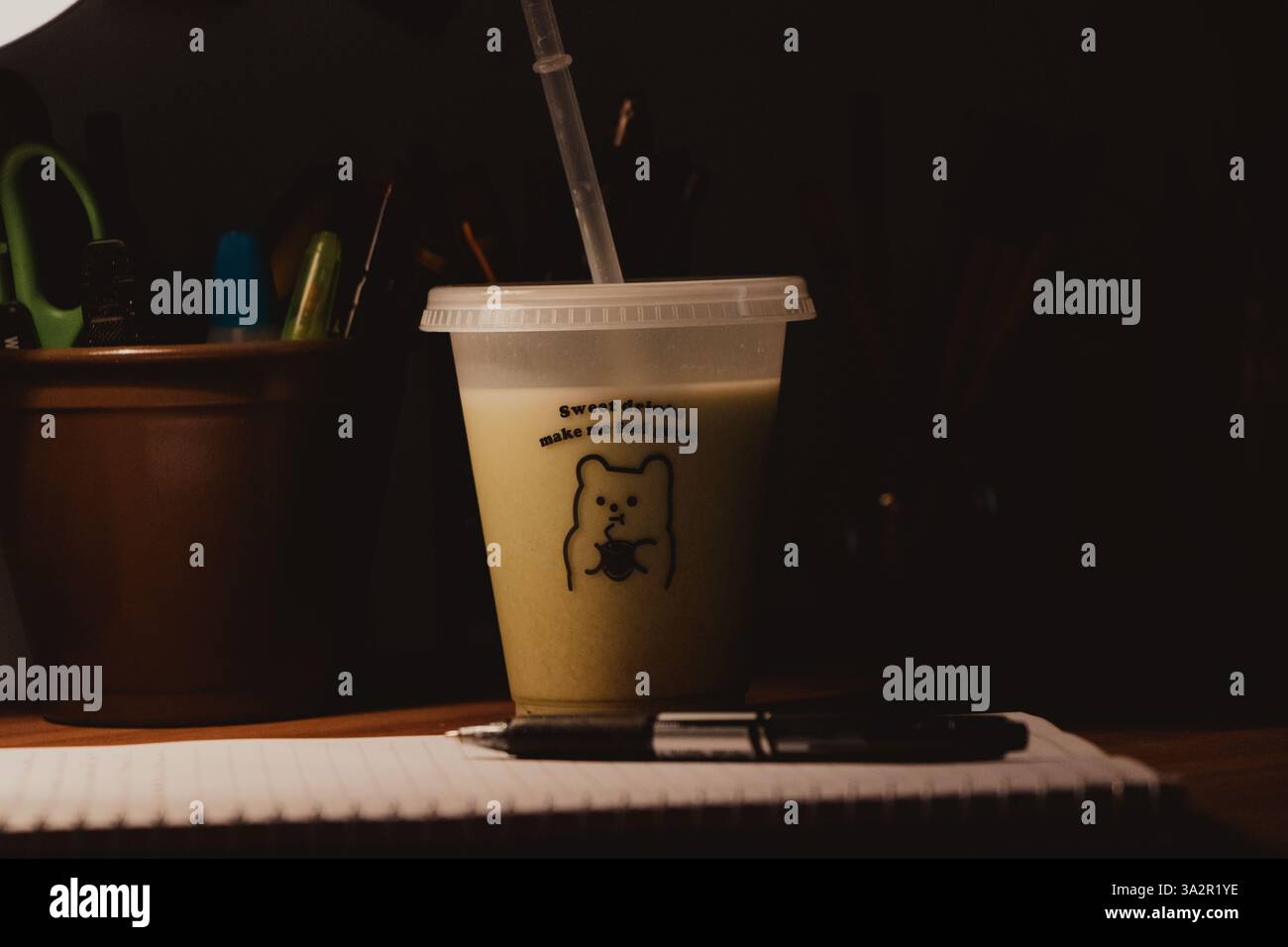 Matcha-Drink in niedlichem illustrierten Becher Stockfoto