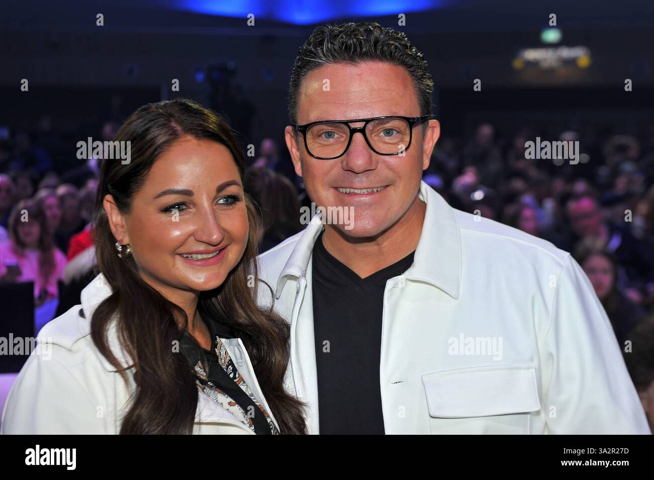 Saisonstart im Europapark. Stefan Mross und Eva Luginger anläßlich der Pressekonferenz zum Saisonstart im Europapark Rust am 13.03.2025. 20250313MWI030602 *** Saisonstart im Europapark Stefan Mross und Eva Luginger bei der Pressekonferenz zum Saisonstart im Europapark Rust am 13 03 2025 20250313MWI030602 Stockfoto Saisonstart im Europapark. Stefan Mross und Eva Luginger anläßlich der Pressekonferenz zum Saisonstart im Europapark Rust am 13.03.2025. 20250313MWI030602 *** Saisonstart im Europapark Stefan Mross und Eva Luginger bei der Pressekonferenz zum Saisonstart im Europapark Rust am 13 03 2025 20250313MWI030602 Stockfoto