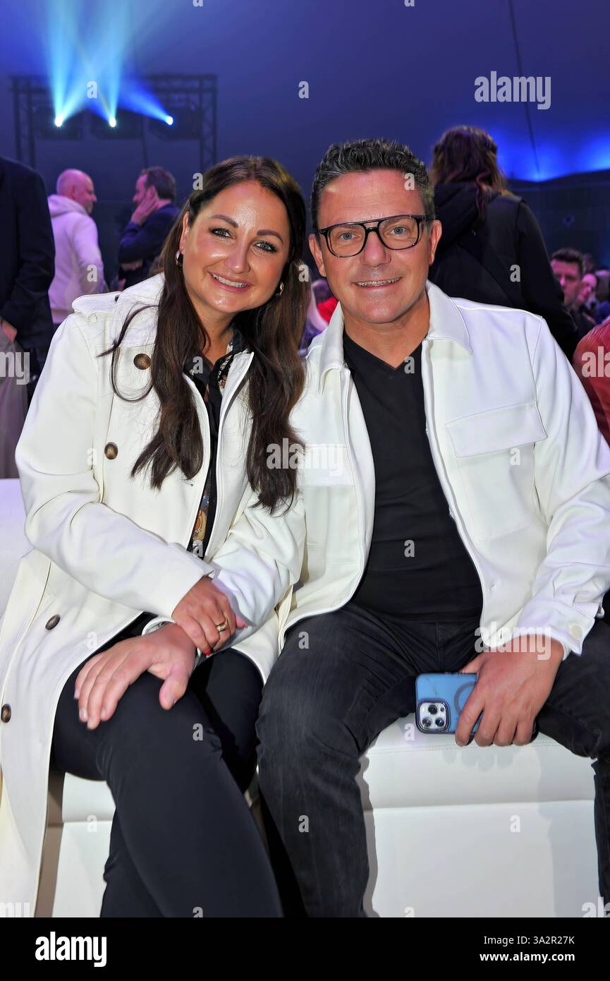 Saisonstart im Europapark. Stefan Mross und Eva Luginger anläßlich der Pressekonferenz zum Saisonstart im Europapark Rust am 13.03.2025. 20250313MWI030583 *** Saisonstart im Europapark Stefan Mross und Eva Luginger bei der Pressekonferenz zum Saisonstart im Europapark Rust am 13. 03 2025 20250313MWI030583 Stockfoto Saisonstart im Europapark. Stefan Mross und Eva Luginger anläßlich der Pressekonferenz zum Saisonstart im Europapark Rust am 13.03.2025. 20250313MWI030583 *** Saisonstart im Europapark Stefan Mross und Eva Luginger bei der Pressekonferenz zum Saisonstart im Europapark Rust am 13. 03 2025 20250313MWI030583 Stockfoto