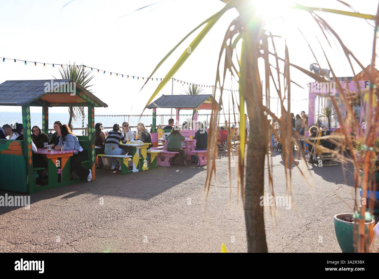 Barista & The Shack, lustiger Ort am Strand am Warrior Square, St. Leonards-on-Sea, für Familien, Freunde, Kaffee, Musik, Essen & Trinken & Sonnenuntergänge. Stockfoto