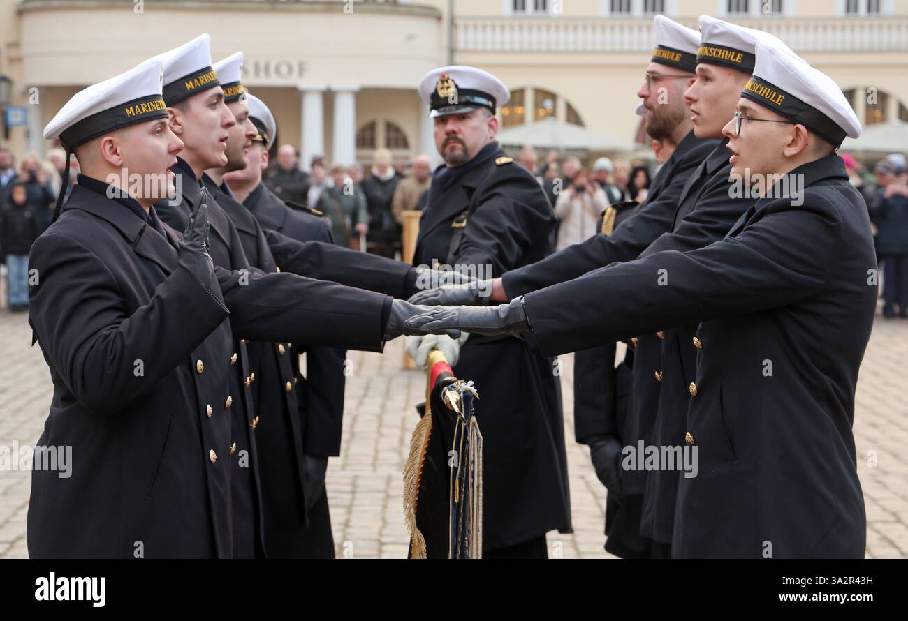 Stralsund, Deutschland. März 2025. Die Marine feiert die Vereidigung und feierliche Verschwörung von 116 Rekruten der Naval Technical School (MTS) Parow auf dem Alten Marktplatz. Quelle: Bernd Wüstneck/dpa/Alamy Live News Stockfoto