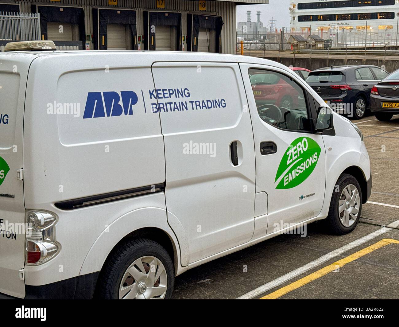 Southampton, England, Vereinigtes Königreich - 17. Januar 2025: Emissionsfreier Elektrobus von ABP Associated British Ports als Betreiber der Hafenanlagen der Stadt - Smartphone-aufgenommenes Stockfoto