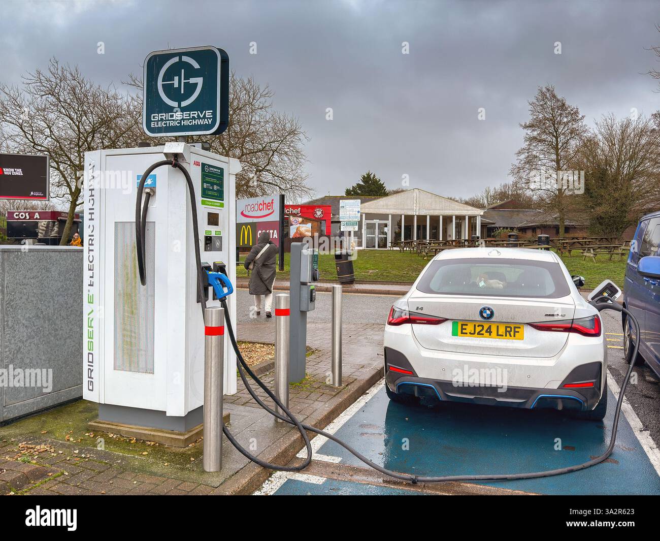 Taunton, England, Großbritannien - 20. Februar 2025: Elektroauto in einer von Gridserve betriebenen Ladestation für Elektrofahrzeuge an der M5-Autobahnstation - Smartphone-aufgenommenes Stockfoto