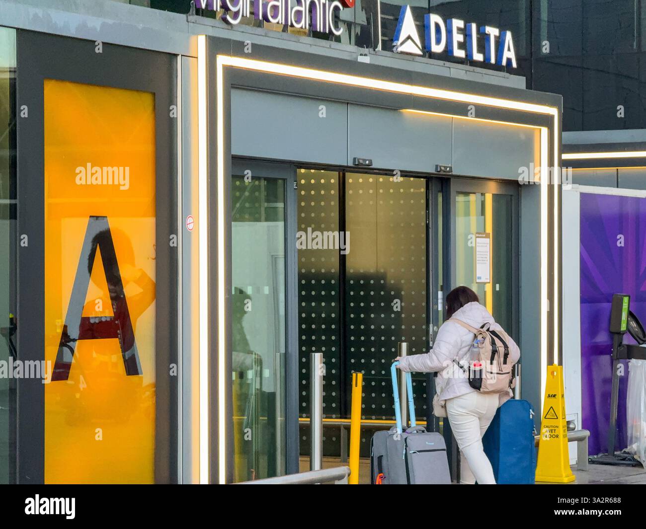 London, England, Vereinigtes Königreich - 3. Januar 2025: Passagierkoffer, die am Flughafen London Heathrow in Terminal 3 einreisen - Smartphone-aufgenommenes Stockfoto