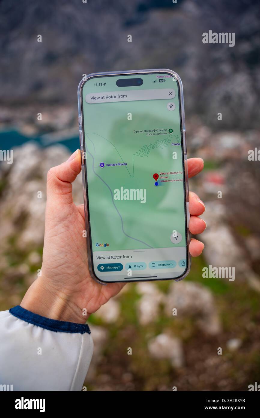 Kotor, Montenegro – Januar 2,2025: Nahaufnahme einer Hand, die das iPhone hält und Google Maps anzeigt, das moderne Navigationssystem und digitale Wegsuche symbolisiert Stockfoto
