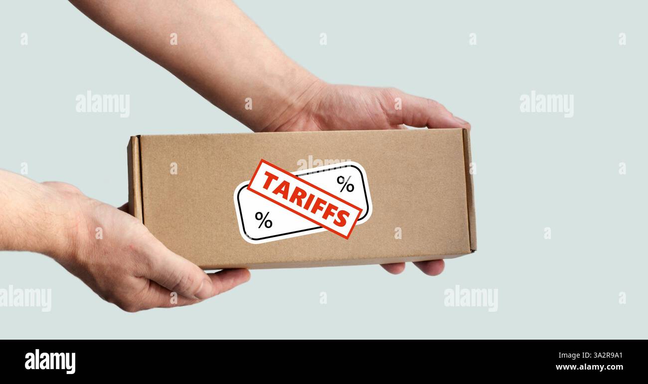 Zollschild auf Karton, Pappverpackung, Karton in Händen, Handelszölle Konzept, Handelskrieg, hohe Preise, Import, Export, etikettierte Pakete. Warnschilder Stockfoto