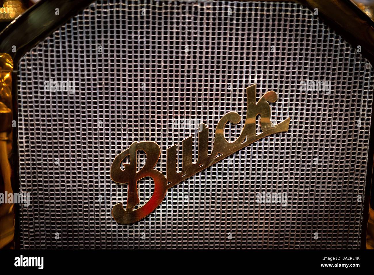 Buick Model 10 Touring Car Luray Virginia // LURAY, Virginia — der Buick Model 10 Touring Car von 1910, auch bekannt als „Little White Buick“, wird im Luray Car and Carriage Caravan Museum ausgestellt. Dieses historisch bedeutsame Fahrzeug trug dazu bei, Buick auf seine ersten großen Produktionsstufen zu bringen und verfügte über ein manuell betätigtes Getriebe mit derselben Grundkonstruktion, die auch spätere hydromatische Getriebe beeinflusste. Das Auto wird von einem wassergekühlten 4-Zylinder-Benzinmotor mit 22 PS angetrieben und wurde von der Buick Motor Company in Flint, Michigan, hergestellt. Stockfoto