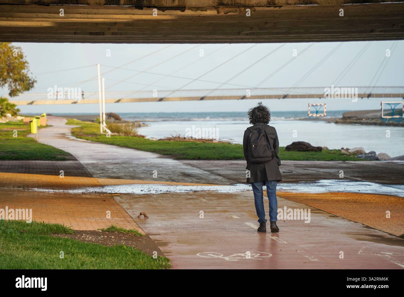 Eine Frau läuft unter einer Brücke am Fluss Fuengirola, Costa del Sol, Spanien. Stockfoto