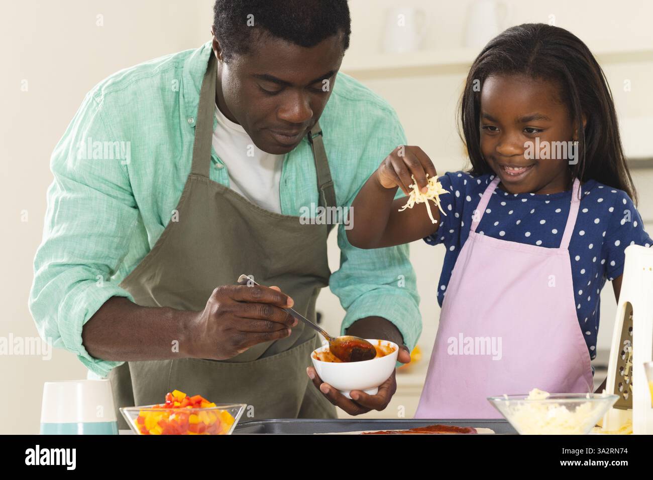 afroamerikanischer Vater und Tochter machen selbstgemachte Pizza zusammen, gute Zeit in der Küche Stockfoto afroamerikanischer Vater und Tochter machen selbstgemachte Pizza zusammen, gute Zeit in der Küche Stockfoto