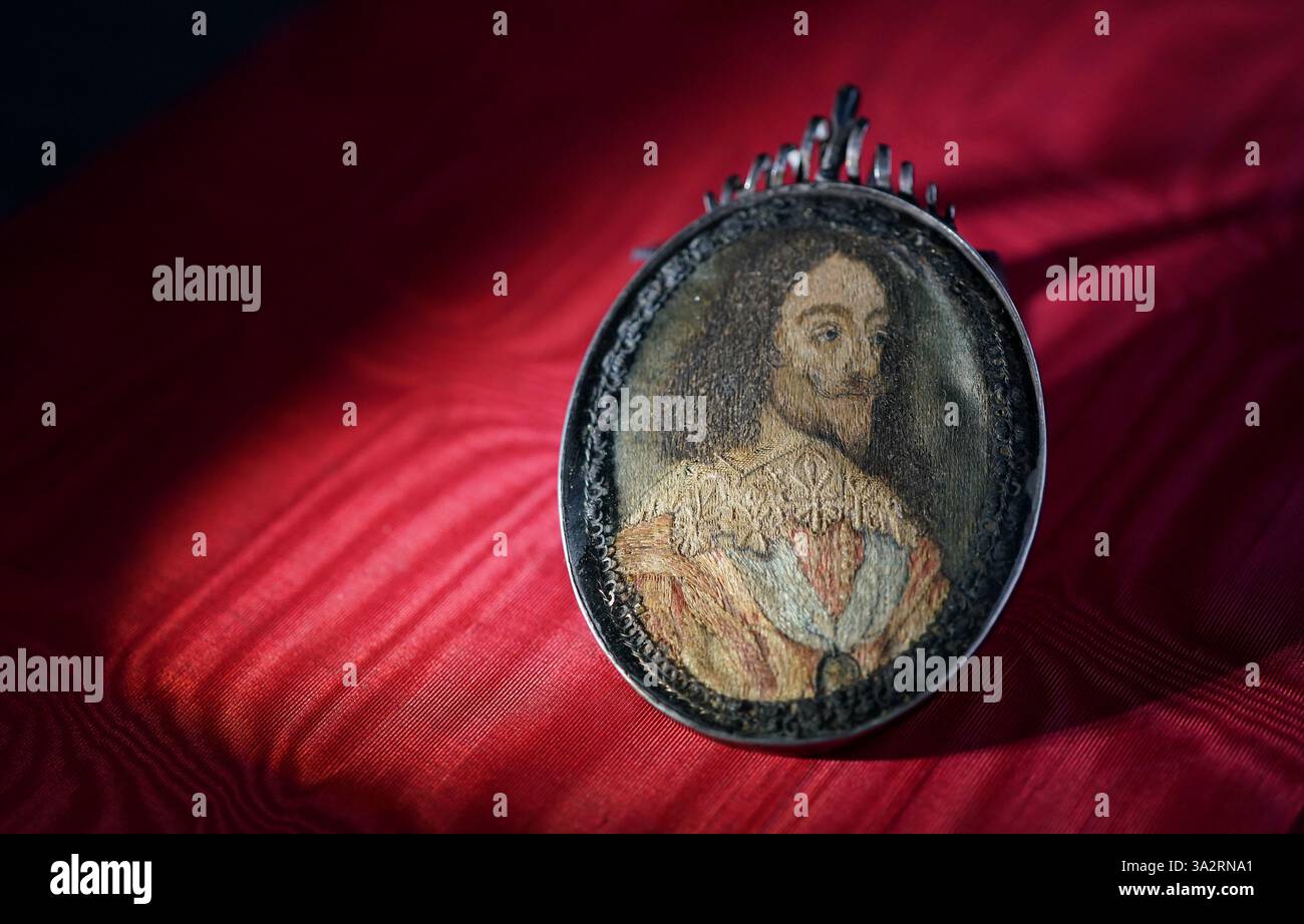 Eine gestickte Miniatur von Karl I., die vermutlich um 1660 nach seiner Hinrichtung im Jahr 1649 als Erinnerung entstanden ist, ausgestellt bei Bellmans Auctioneers in Wisborough Green, West Sussex, bevor sie am 15. Oktober mit einer Schätzung von £ 800 bis £ 1200 zur Auktion aufging. Bilddatum: Montag, 7. Oktober 2024. Stockfoto