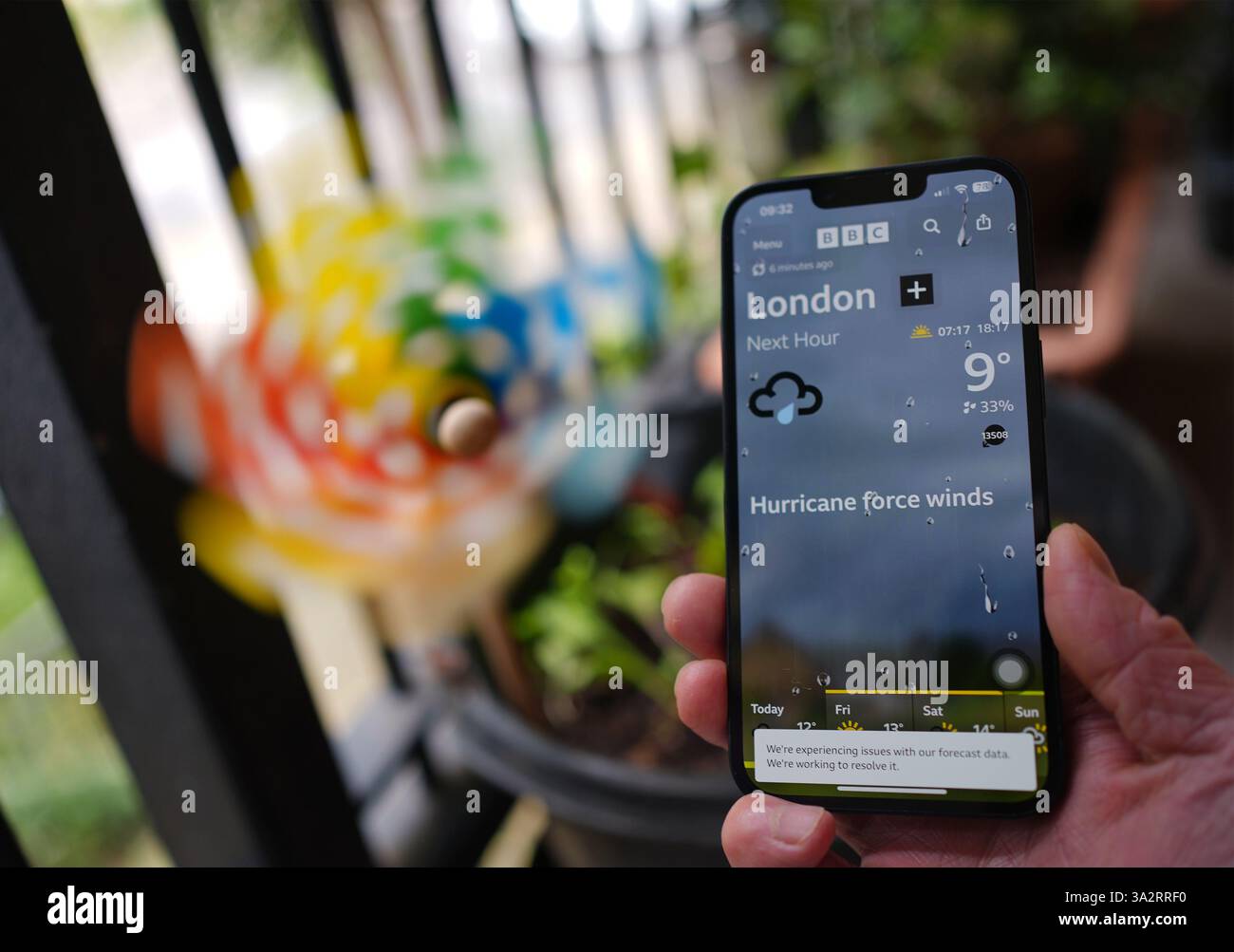 Eine Person mit einem iphone, die die BBC Weather App zeigt. Die BBC hat sich für ihre Wetter-App und Website entschuldigt, die fälschlicherweise „Hurrikanwind“ vorhersagen, die Großbritannien treffen werden, da sie Datenprobleme beheben. Die Grafik zeigte, dass London am Donnerstag Windgeschwindigkeiten von mehr als 000 km/h erleben sollte, während Nottingham nachts Temperaturen von 404 °C hatte Bilddatum: Donnerstag, 10. Oktober 2024. Stockfoto