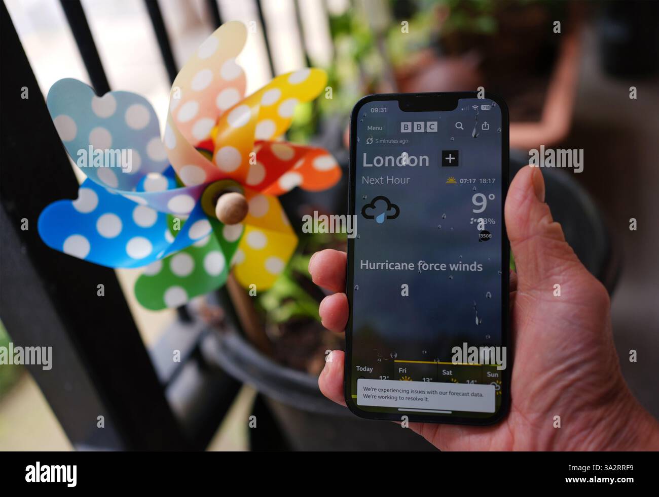 Eine Person mit einem iphone, die die BBC Weather App zeigt. Die BBC hat sich für ihre Wetter-App und Website entschuldigt, die fälschlicherweise „Hurrikanwind“ vorhersagen, die Großbritannien treffen werden, da sie Datenprobleme beheben. Die Grafik zeigte, dass London am Donnerstag Windgeschwindigkeiten von mehr als 000 km/h erleben sollte, während Nottingham nachts Temperaturen von 404 °C hatte Bilddatum: Donnerstag, 10. Oktober 2024. Stockfoto