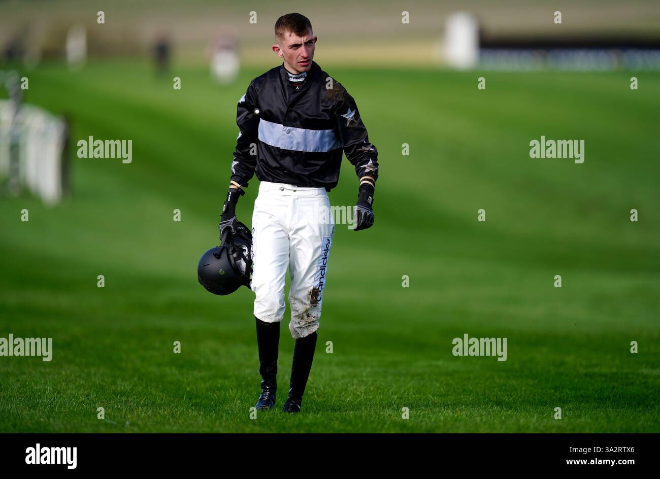 Jockey Ellis Collier geht zurück, nachdem er aus dem Formel Park in den Capital Windschutzscheiben gefallen ist, in Erinnerung an Aaron Jones. EBF Mares' „National Hunt“-Anfänger Hürden während des ersten Tages des Unibet Jump Season Opener auf der Rennbahn Chepstow. Bilddatum: Freitag, 11. Oktober 2024. Stockfoto