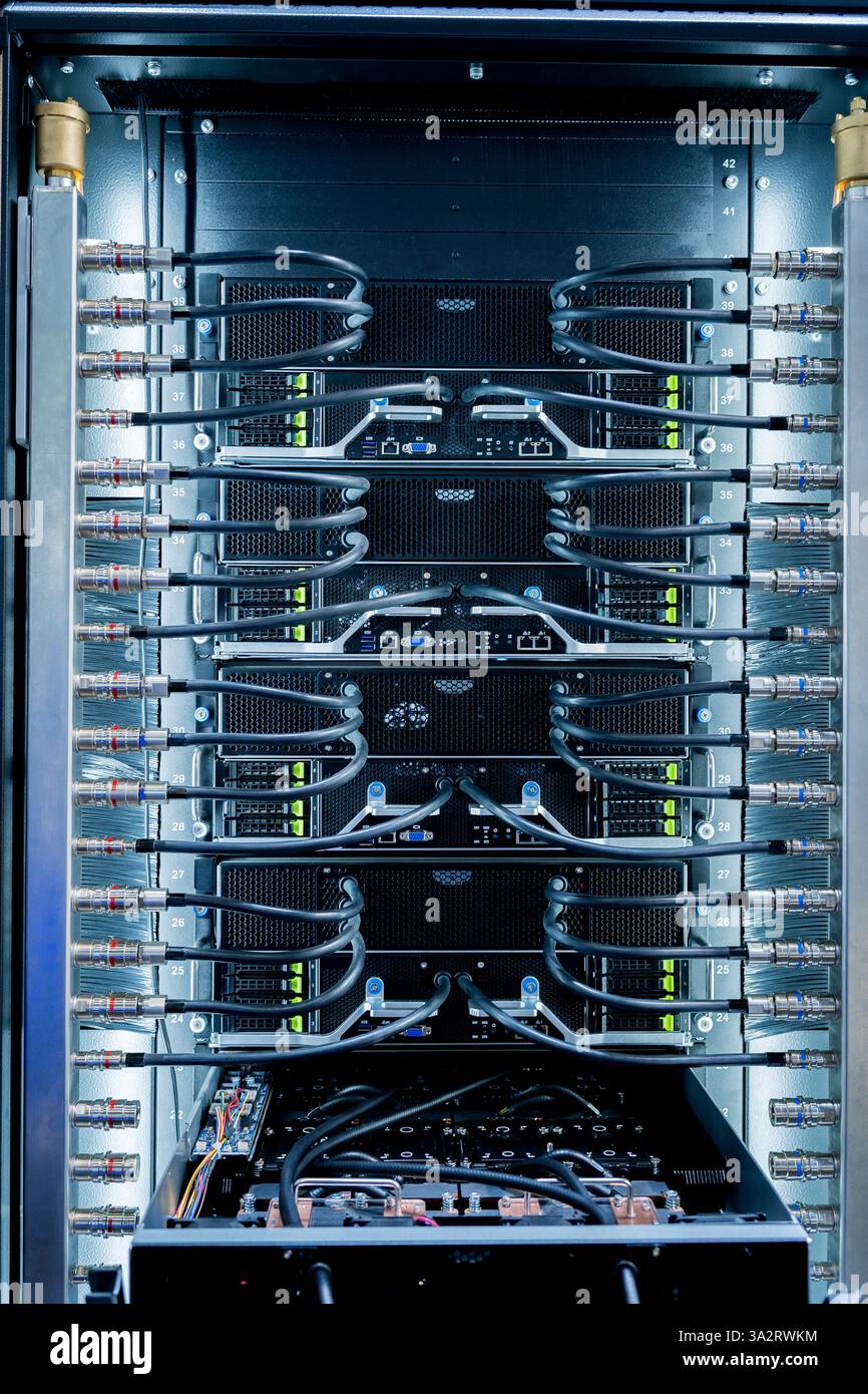 Nahaufnahme eines Rechenzentrums und einer Verarbeitungseinheit mit Kabeln und Prozessoren. Konzept von Hardware und Konnektivität für KI-Computing-Center Stockfoto