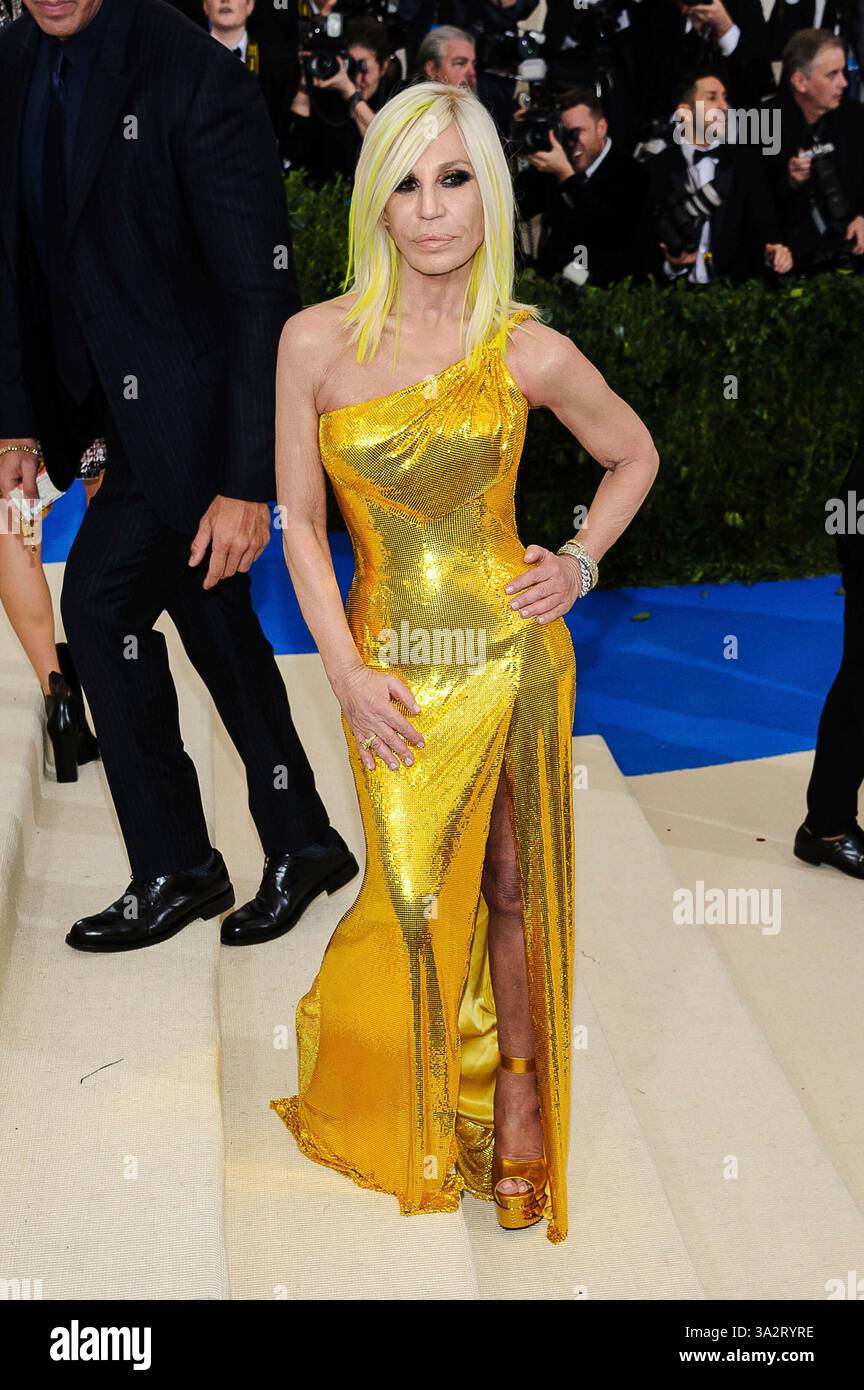 MARCH 13th 2025: Donatella Versace steps down as chief creative director of Versace luxury fashion house after 28 years at the helm. - File Photo by: zz/ESBP/STAR MAX/IPx 2017 5/1/17 Donatella Versace at the 2017 Costume Institute Gala - "Rei Kawakubo/Comme des Garcons: Art Of The In-Between" held on May 1, 2017 at The Metropolitan Museum of Art in New York City. (NYC) Stockfoto