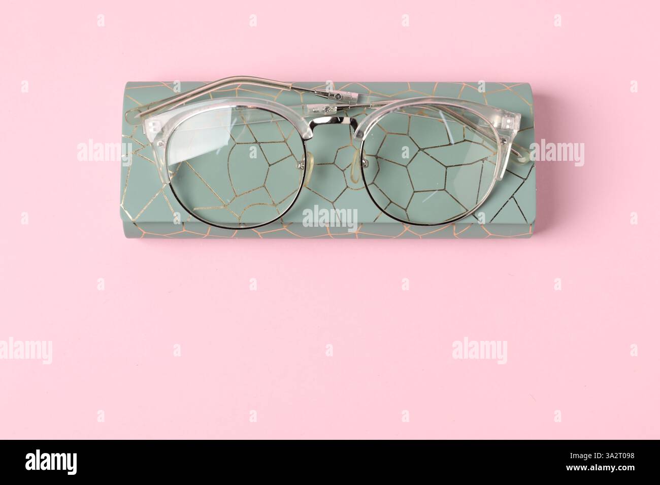 Etui mit stilvoller Brille auf hellrosa Hintergrund, Draufsicht Stockfoto