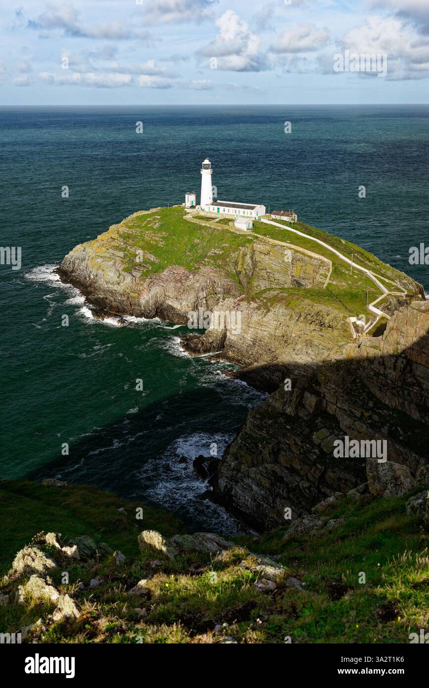 Leuchtturm South Stack in der Nähe von Holyhead auf der Insel Anglesey, Nordwales, Großbritannien. Blick nach Westen in die Irische See Stockfoto