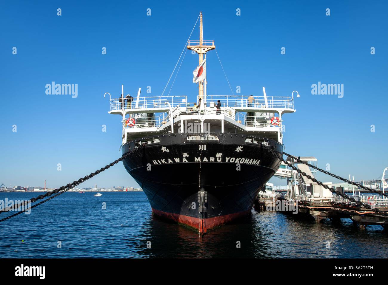 Das alte Seefahrer-Schiff NYK Hikawa Maru, das seine erste Reise von Kobe nach Seattle unternahm, ankerte im Hafen von Yokohama, Japan, als Schiffsmuseum. Stockfoto