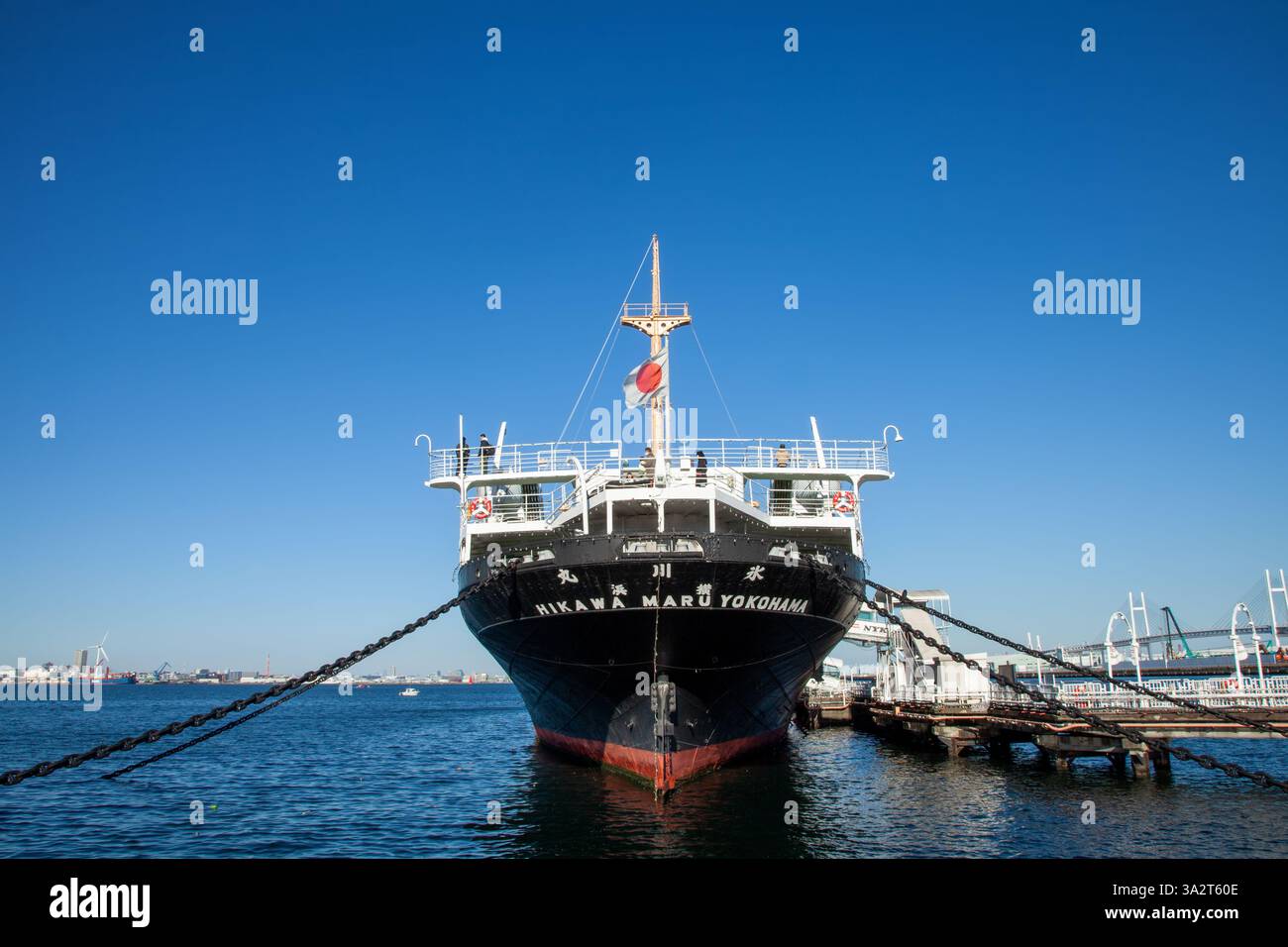 Das alte Seefahrer-Schiff NYK Hikawa Maru, das seine erste Reise von Kobe nach Seattle unternahm, ankerte im Hafen von Yokohama, Japan, als Schiffsmuseum. Stockfoto