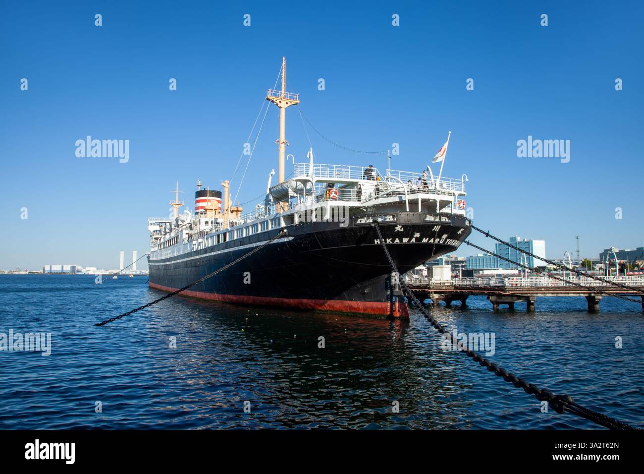 Das alte Seefahrer-Schiff NYK Hikawa Maru, das seine erste Reise von Kobe nach Seattle unternahm, ankerte im Hafen von Yokohama, Japan, als Schiffsmuseum. Stockfoto