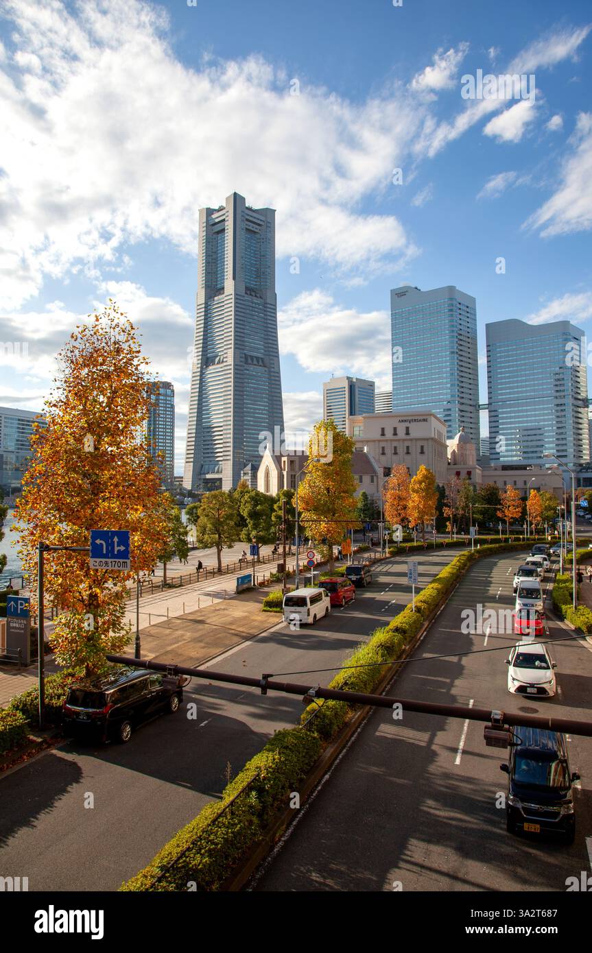 Blick auf den Yokohama Landmark Tower Wolkenkratzer in der Herbstsaison im Minatomirai-Viertel von Yokohama in Japan. Stockfoto