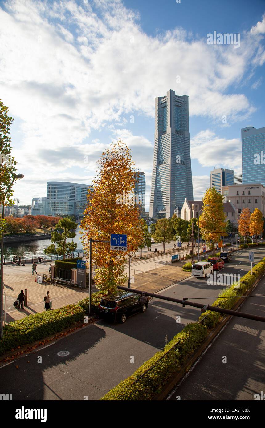 Blick auf den Yokohama Landmark Tower Wolkenkratzer in der Herbstsaison im Minatomirai-Viertel von Yokohama in Japan. Stockfoto