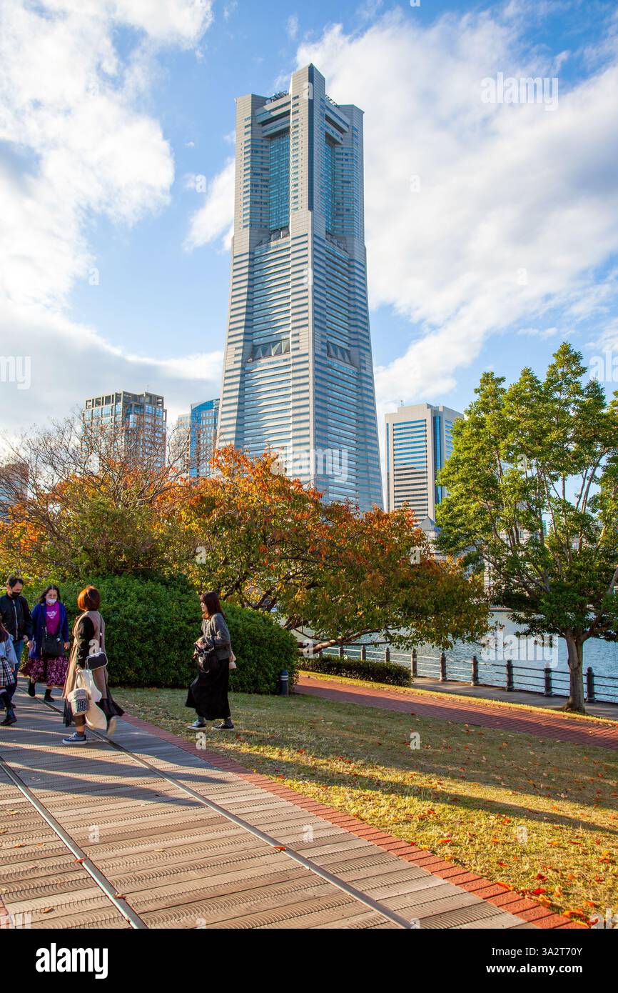 Blick auf den Yokohama Landmark Tower Wolkenkratzer in der Herbstsaison im Minatomirai-Viertel von Yokohama in Japan. Stockfoto