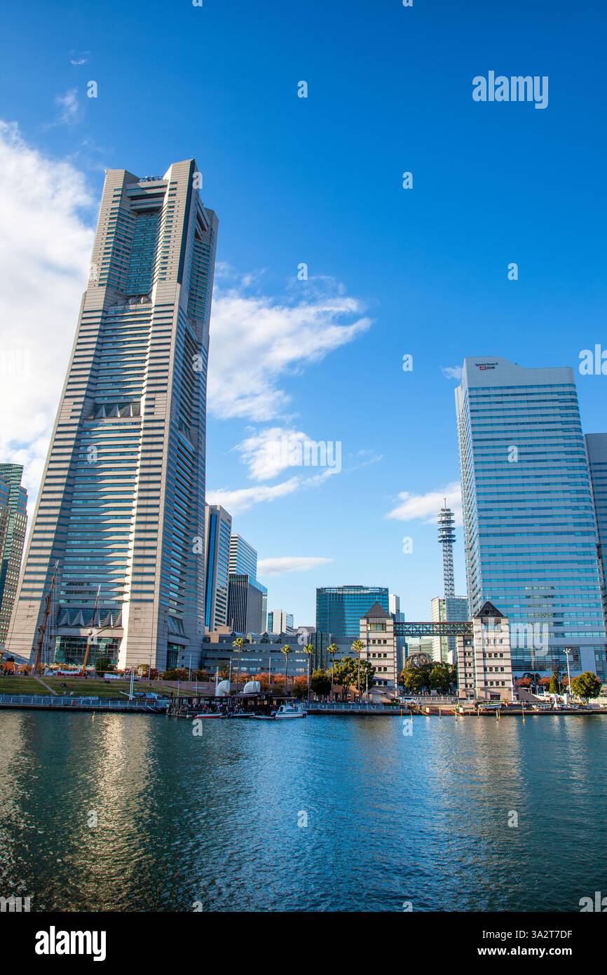 Blick auf den Yokohama Landmark Tower in der Präfektur Kanagawa, Japan. Stockfoto