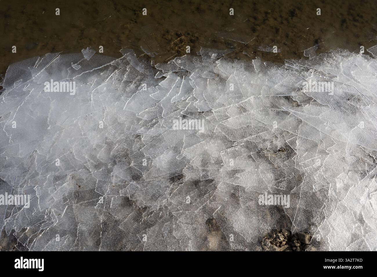 Gefrorene Eisstücke. Naturdetails abstrakter Struktur und Textur. Stockfoto