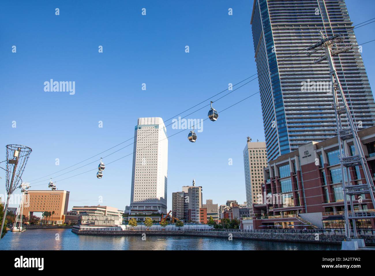 Die Yokohama Air Cabin Cable Car System mit dem APA Hotel and Resort Yokohama Bay Tower in Yokohama, Japan. Stockfoto