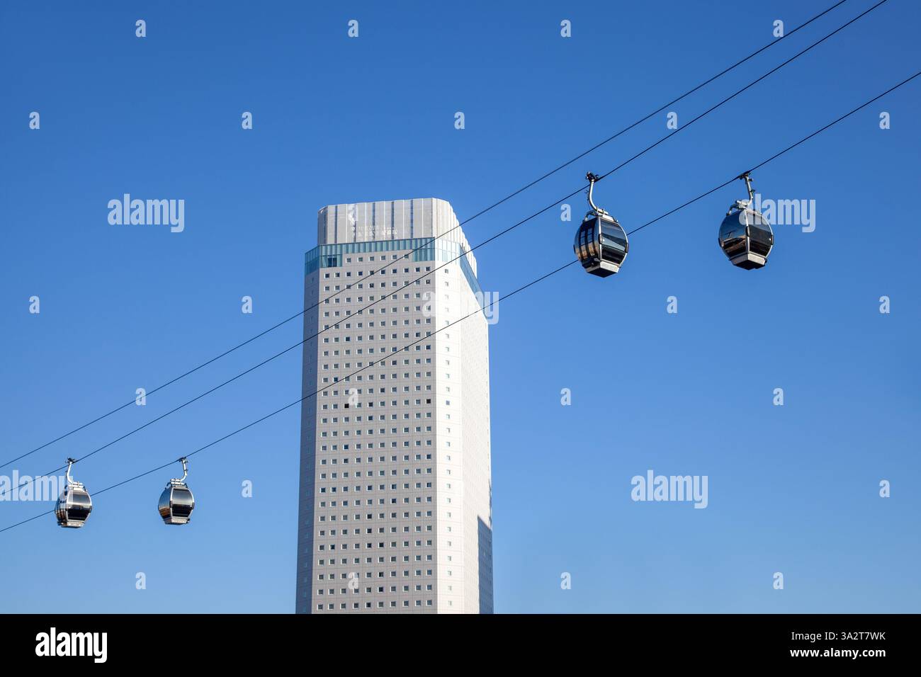 Die Yokohama Air Cabin Cable Car System mit dem APA Hotel and Resort Yokohama Bay Tower in Yokohama, Japan. Stockfoto