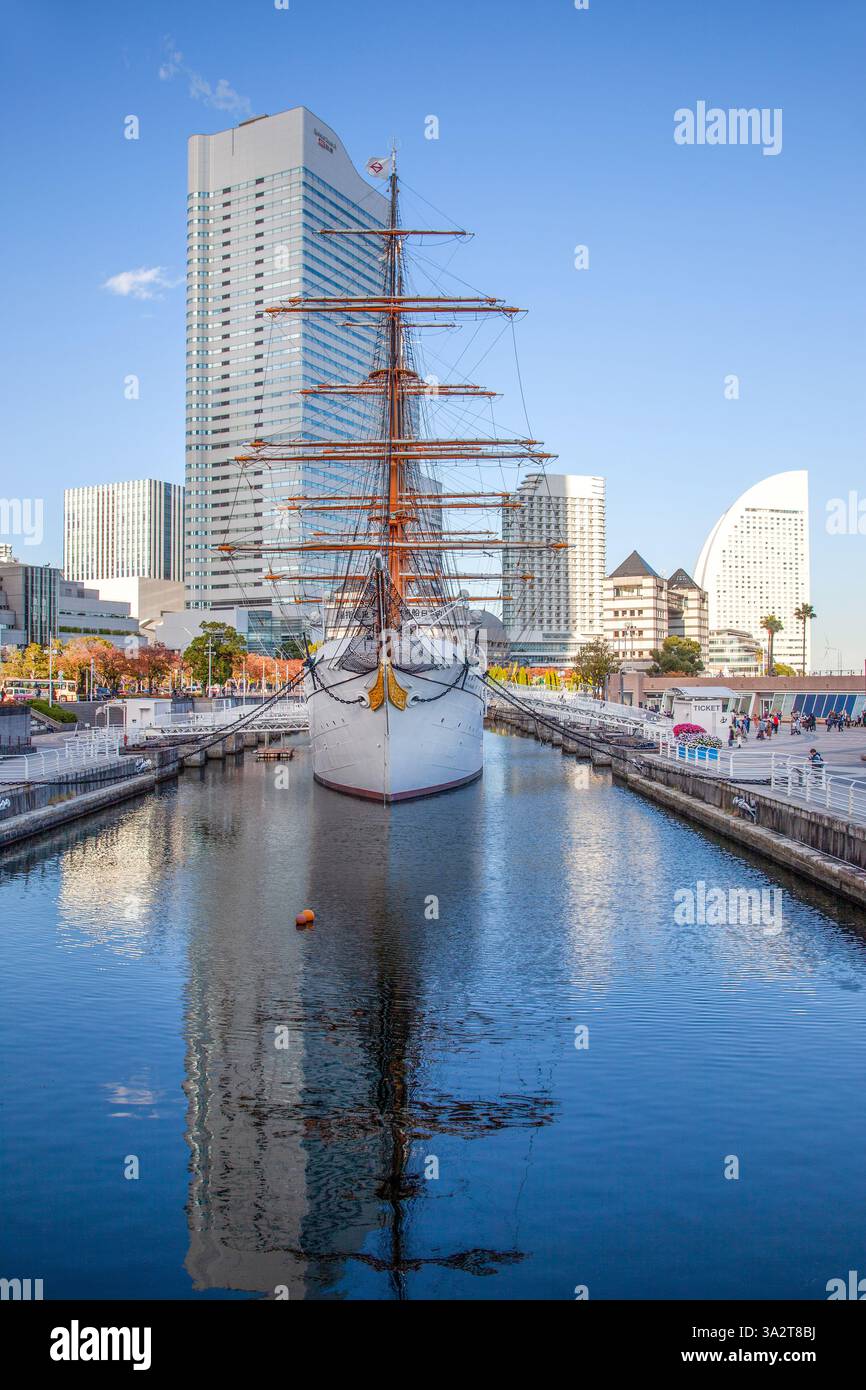 Yokohama Port Museum und das Nippon Maru Segelschulschiff im Nippon Maru Memorial Park im Minatomirai Bezirk von Yokohama, Japan. Stockfoto