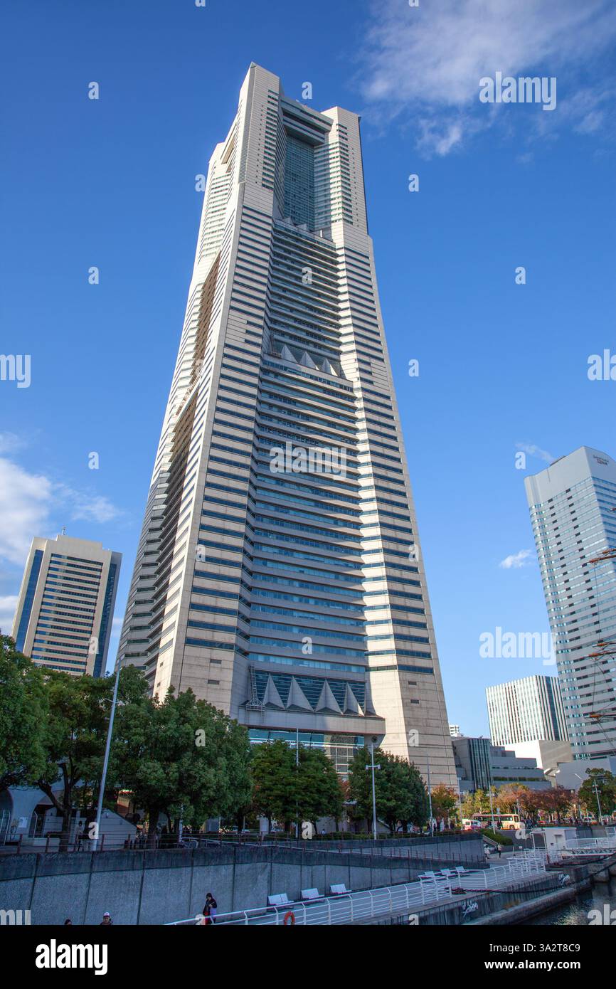 Blick auf den Yokohama Landmark Tower in der Präfektur Kanagawa, Japan. Stockfoto