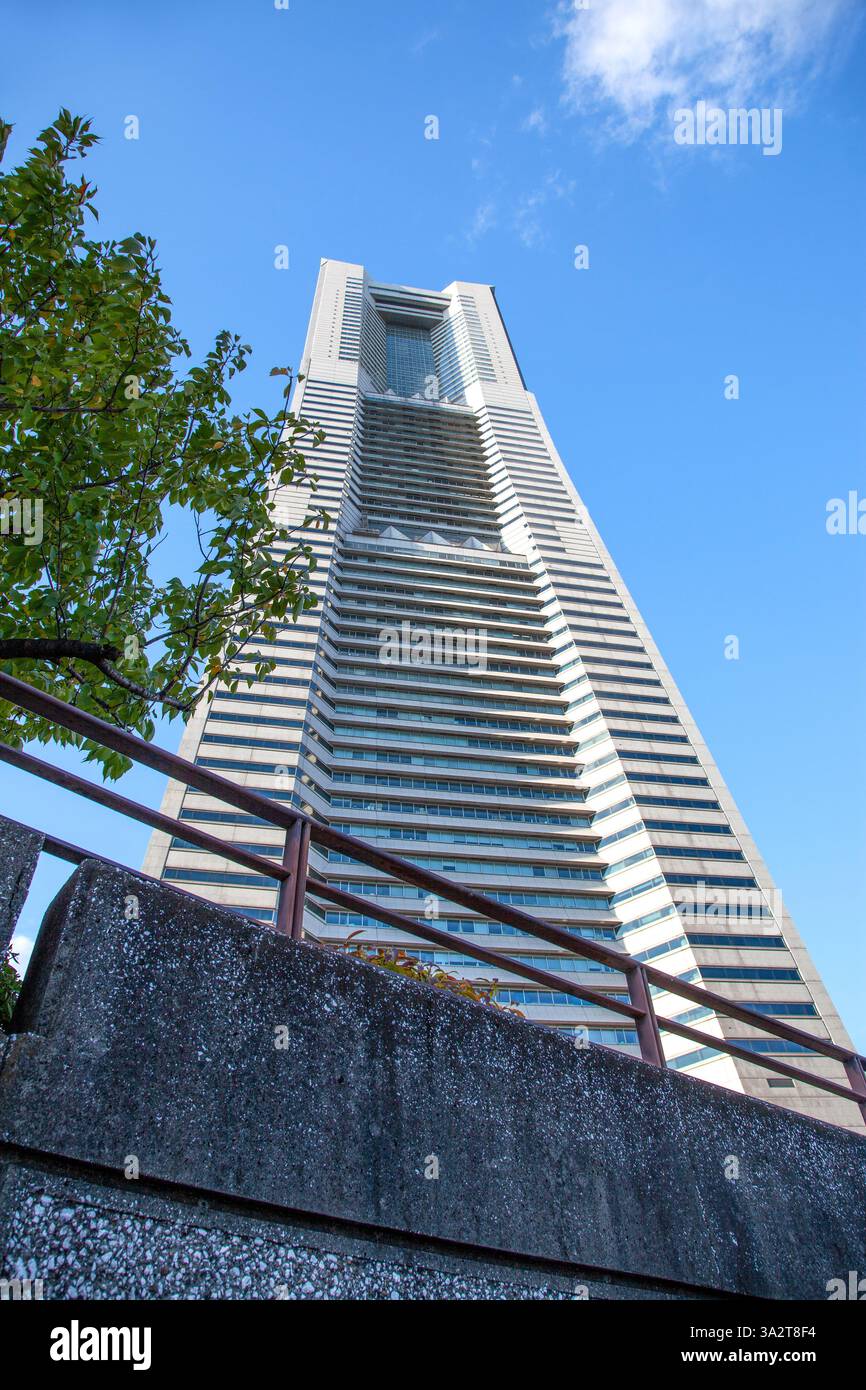 Blick auf den Yokohama Landmark Tower in der Präfektur Kanagawa, Japan. Stockfoto