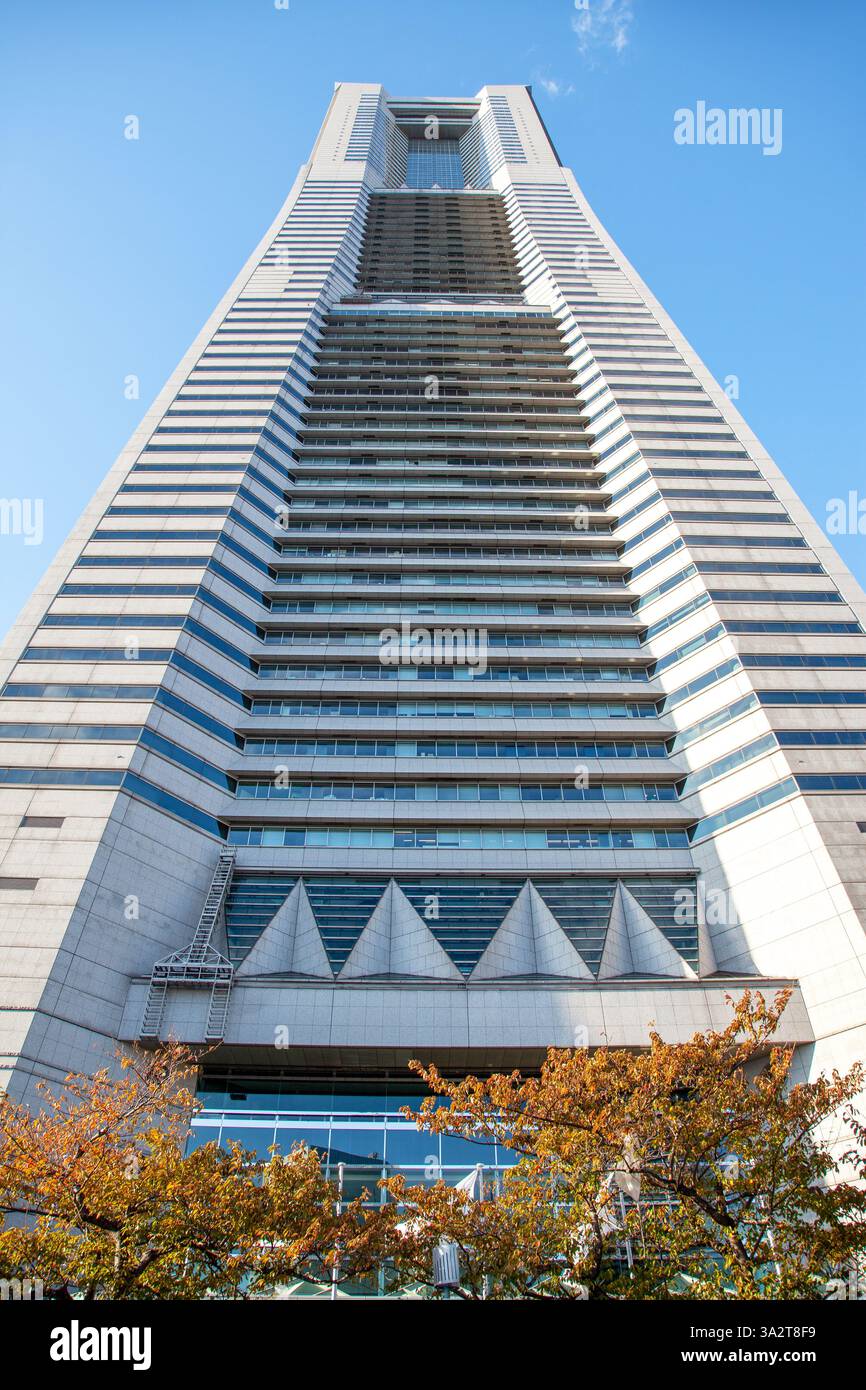 Blick auf den Yokohama Landmark Tower in der Präfektur Kanagawa, Japan. Stockfoto