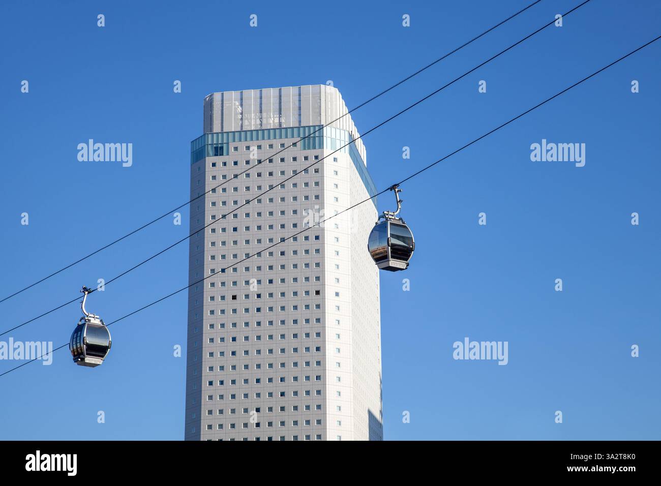 Die Yokohama Air Cabin Cable Car System mit dem APA Hotel and Resort Yokohama Bay Tower in Yokohama, Japan. Stockfoto