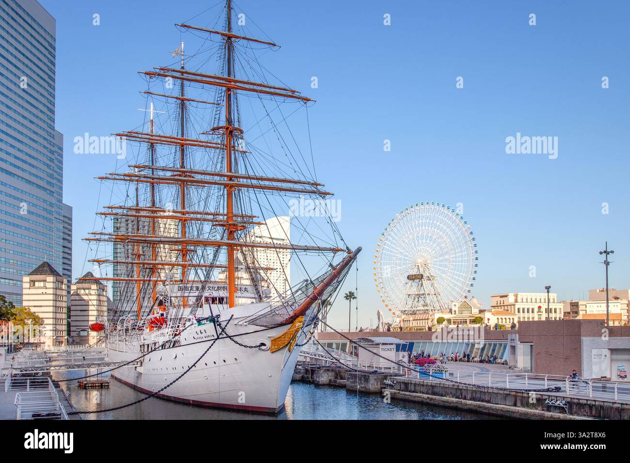 Yokohama Port Museum und das Nippon Maru Segelschulschiff im Nippon Maru Memorial Park im Minatomirai Bezirk von Yokohama, Japan. Stockfoto