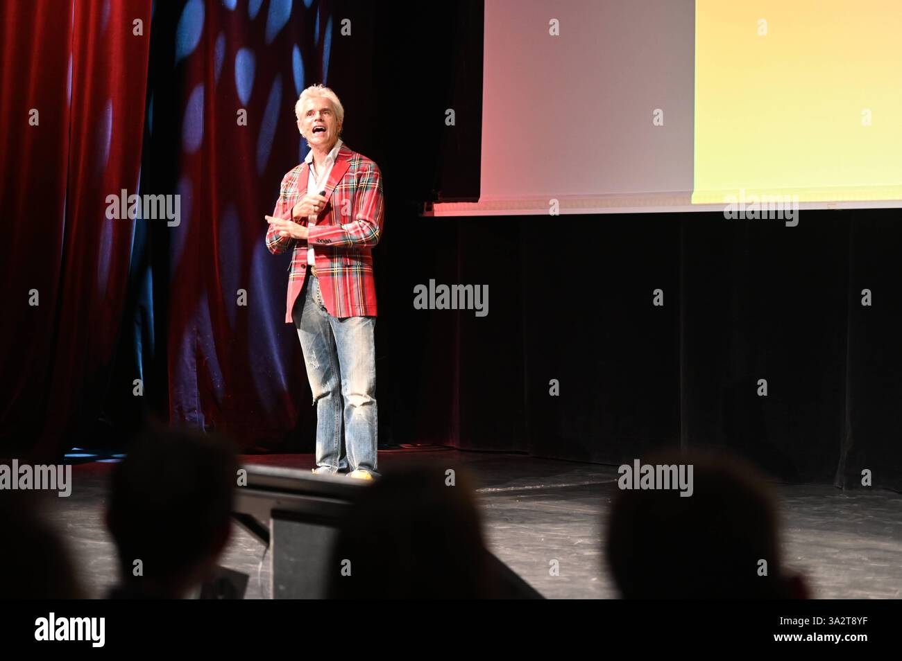 Thomas Brezina, Lieben, Lachen, anders machen, eine Anleitung für ein Leben voller Freude, live in Salzburg, Oval, Manfred Siebinger *** Thomas Brezina, Liebe, lachen, Dinge anders machen, Ein Führer zu einem Leben voller Freude, leben in Salzburg, Oval, Manfred Siebinger Stockfoto