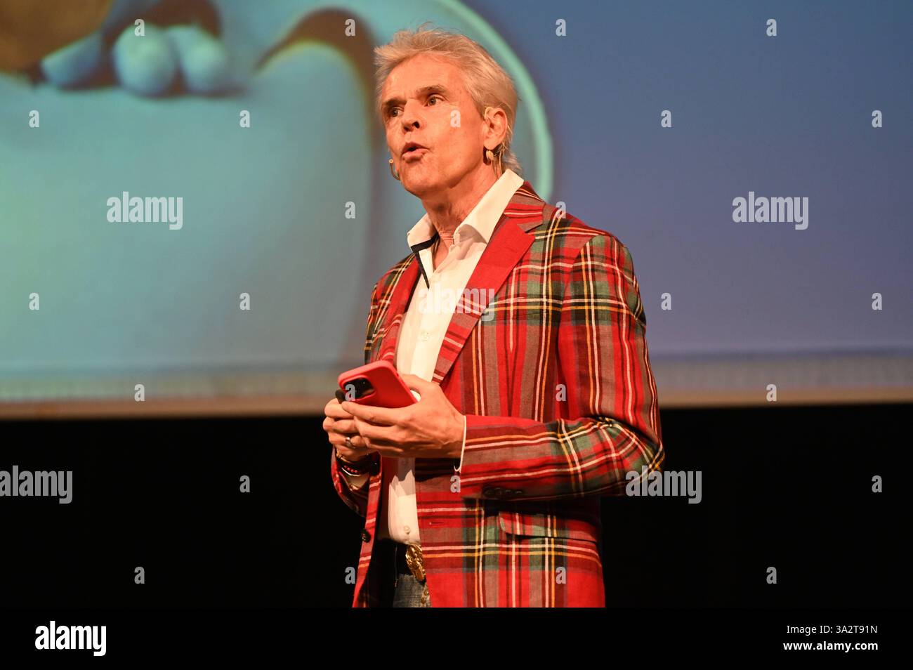 Thomas Brezina, Lieben, Lachen, anders machen, eine Anleitung für ein Leben voller Freude, live in Salzburg, Oval, Manfred Siebinger *** Thomas Brezina, Liebe, lachen, Dinge anders machen, Ein Führer zu einem Leben voller Freude, leben in Salzburg, Oval, Manfred Siebinger Stockfoto