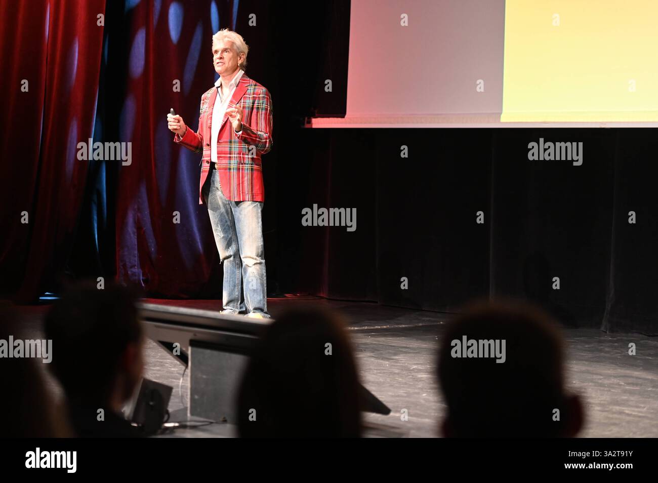 Thomas Brezina, Lieben, Lachen, anders machen, eine Anleitung für ein Leben voller Freude, live in Salzburg, Oval, Manfred Siebinger *** Thomas Brezina, Liebe, lachen, Dinge anders machen, Ein Führer zu einem Leben voller Freude, leben in Salzburg, Oval, Manfred Siebinger Stockfoto