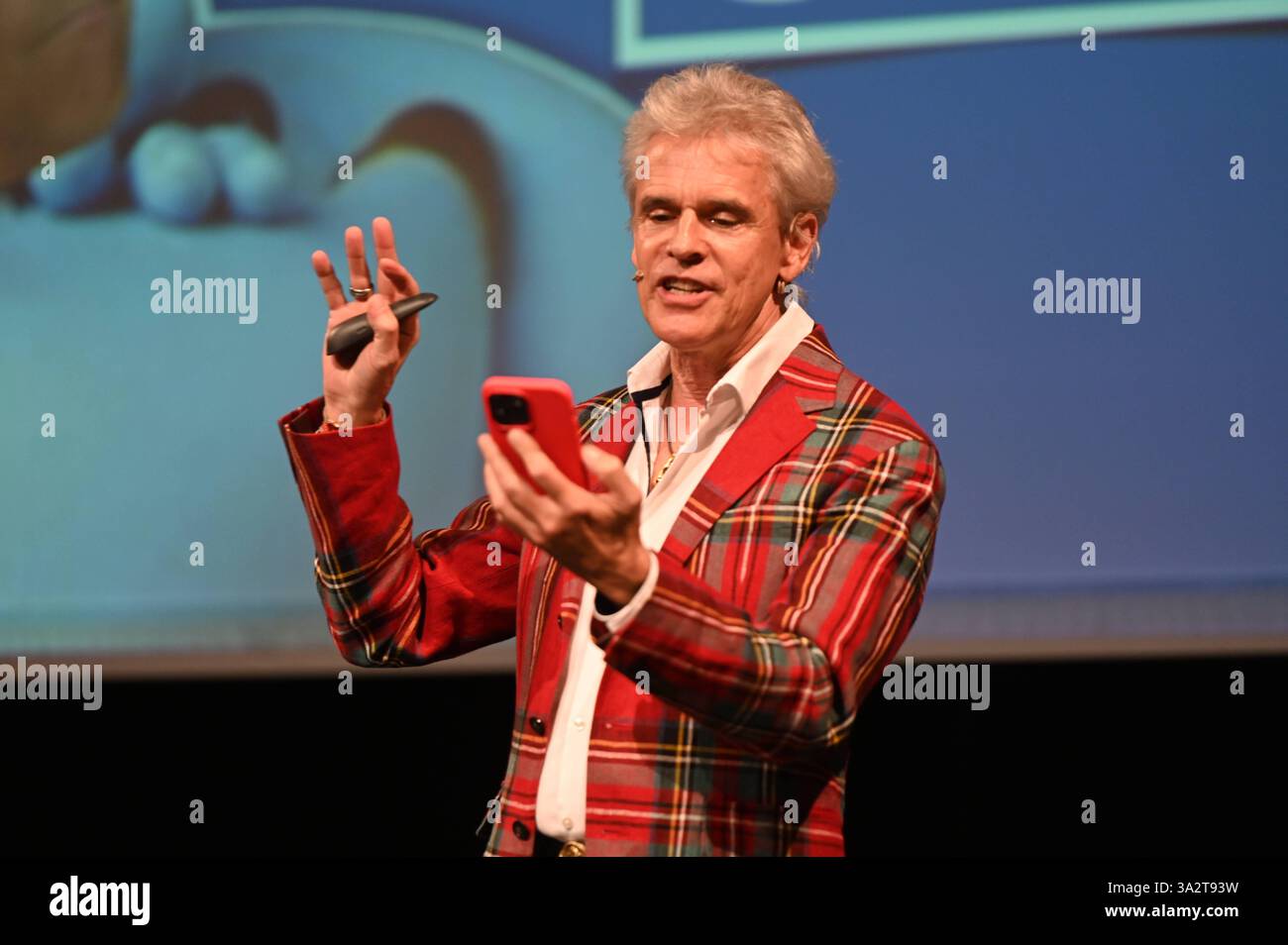 Thomas Brezina, Lieben, Lachen, anders machen, eine Anleitung für ein Leben voller Freude, live in Salzburg, Oval, Manfred Siebinger *** Thomas Brezina, Liebe, lachen, Dinge anders machen, Ein Führer zu einem Leben voller Freude, leben in Salzburg, Oval, Manfred Siebinger Stockfoto