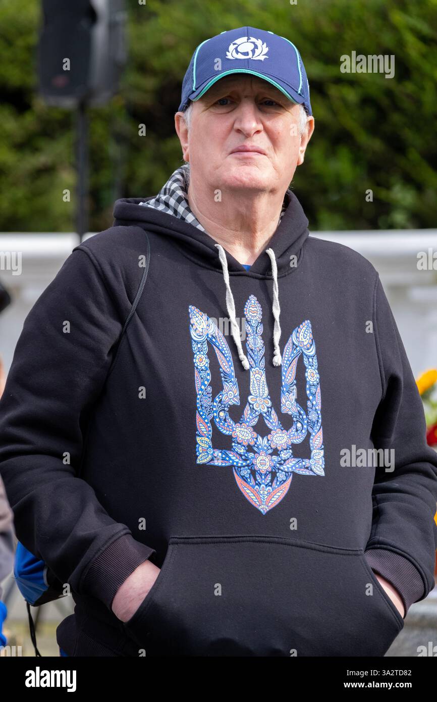 London, Großbritannien. Februar 2025. Demonstrant bei den RUSSISCHEN TRUPPEN! SOLIDARITÄT MIT DER UKRAINE im Holland Park, London. Protest zum dritten Jahrestag der illegalen Invasion Russlands in der Ukraine. Stockfoto
