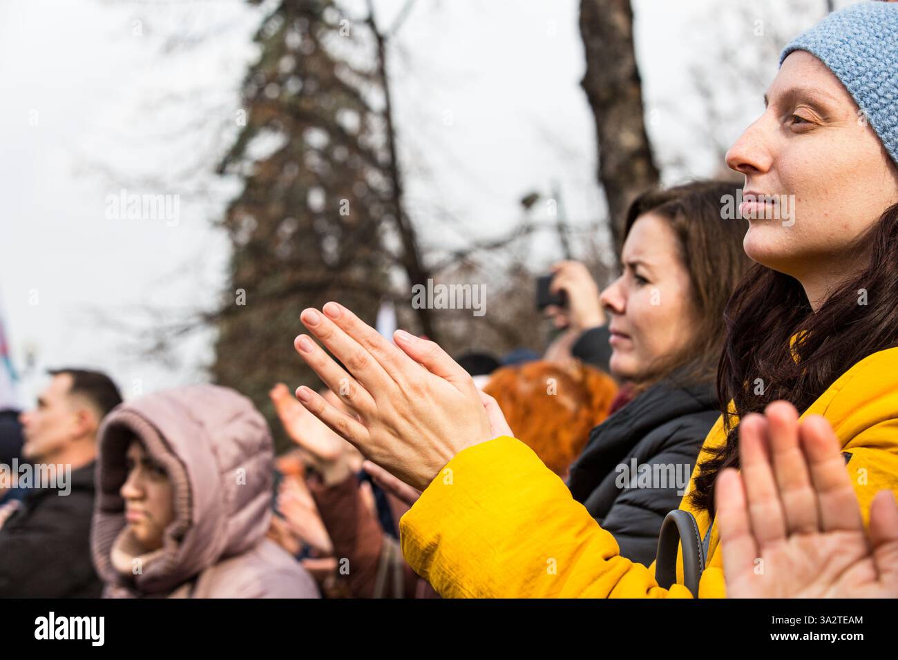 Ukrainer unterstützen mit Beifall Protest gegen die obligatorische Impfung im November 2021 in der Nähe des ukrainischen parlaments in Kiew Stockfoto