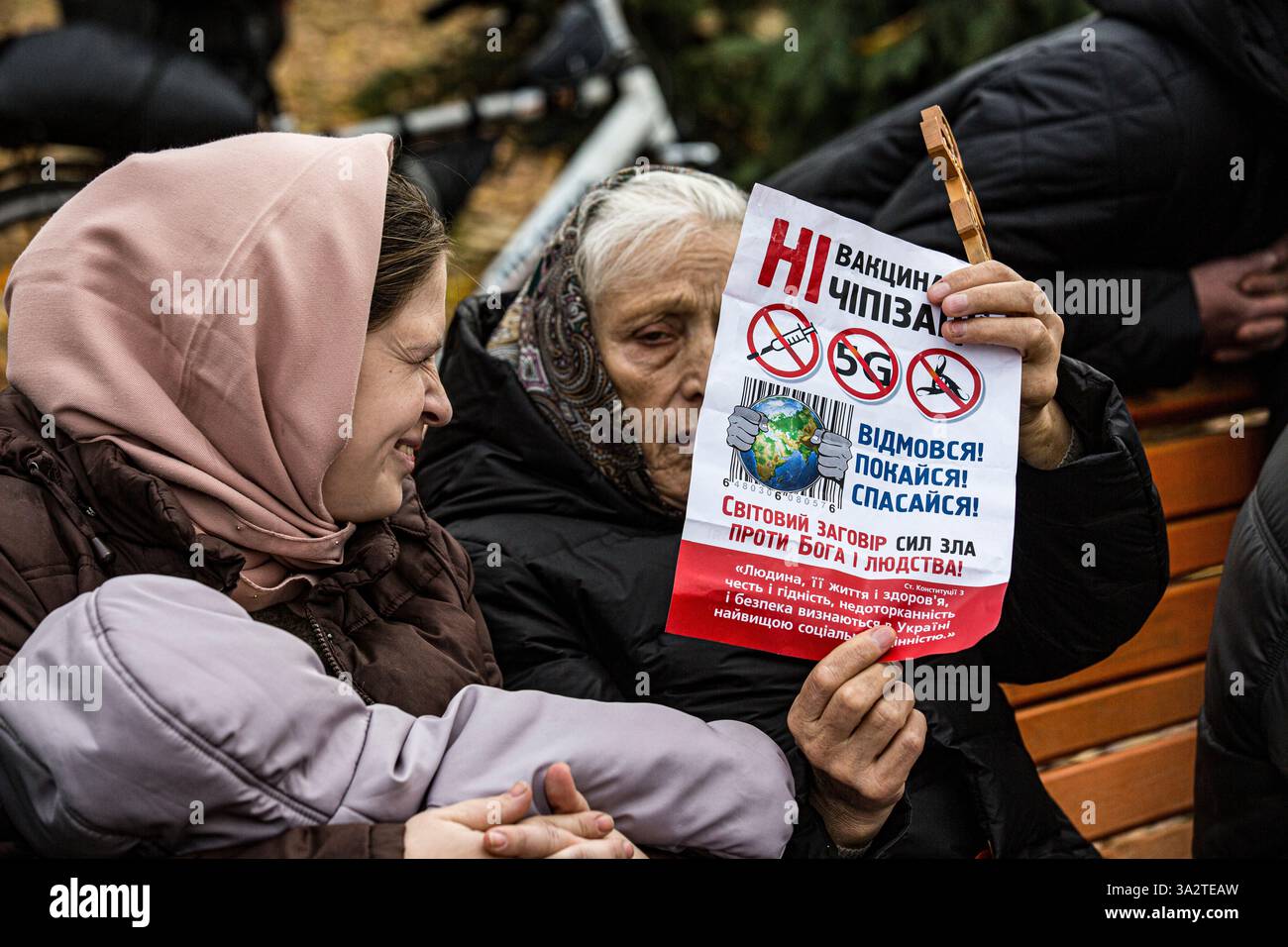 Ukrainische Senioren protestieren bei der Straßenaktion vom 3. November 2021 gegen die obligatorische Impfung gegen COVID sowie gegen "Chipisierung" Stockfoto