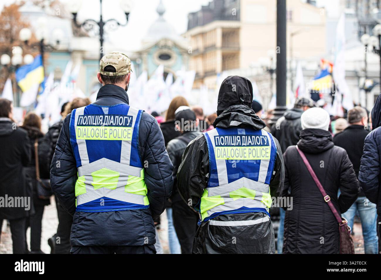 Dialog Polizei (relativ neue Abteilung) der ukrainischen Polizei,zielt darauf ab, Spannungen während massiver Protestaktionen zu verringern, hier patrouillieren gegen obligatorische Vaxxing Stockfoto
