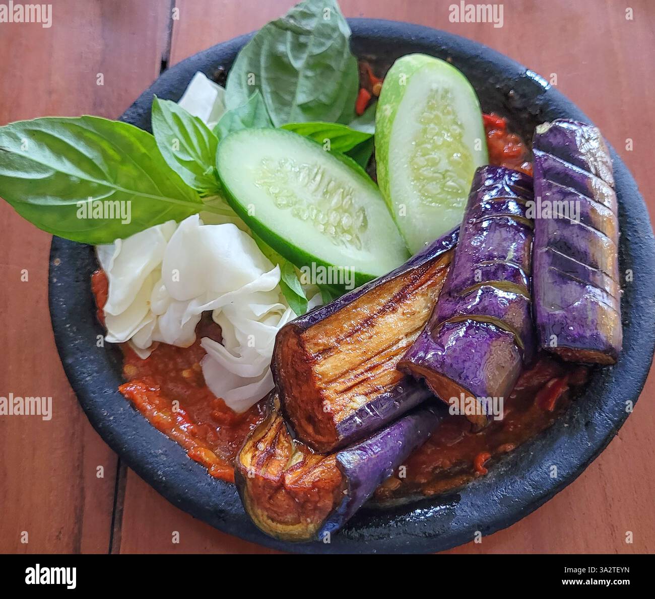 Terong Penyet Sambal indonesisches Essen von Auberginen und rotem Chili Sambal. Stockfoto