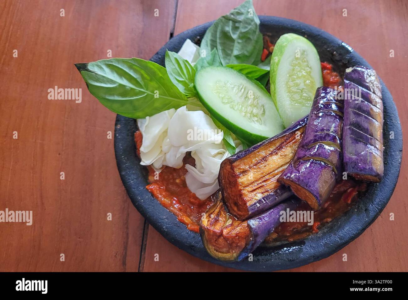 Terong Penyet Sambal indonesisches Essen von Auberginen und rotem Chili Sambal. Stockfoto