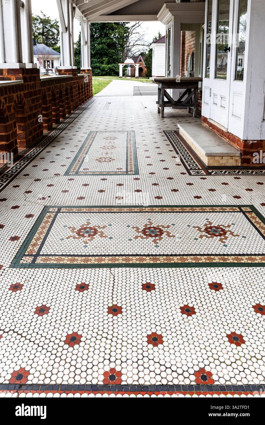 Kernersville, North Carolina, USA-8. März 2025: Aufwändiger Fliesenboden auf überdachter Veranda von Korner's Folly. 2 x 3 Seitenverhältnis. Stockfoto